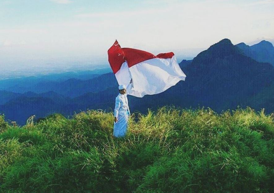 Teruslah berkibar Merah Putih ku jangan pernah pudar dan mengusam meski banyak yang mencoba menutupi warnamu. ~Kami bangga menjadi anak "INDONESIA" . . Lokasi : Puncak Natas Angin Pegunungan Muria Kudus Jawa Tengah. .