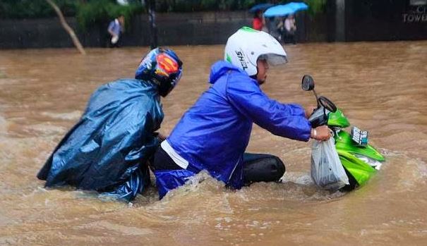 Memperbaiki Motor Yang Rusak Karena Banjir