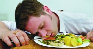 Alasan Mengapa Kita Mengantuk Setelah Makan Siang
