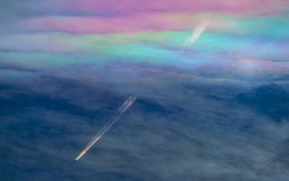 Awan Paling Indah yang Belum Pernah Anda Lihat 'Pelangi Pesawat'