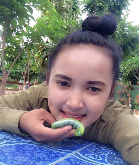 cewek cantik main ulat