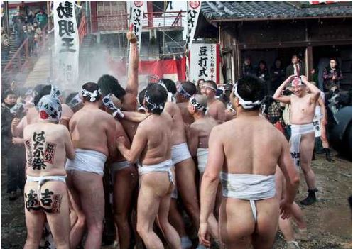 festival mengenakan popok saja