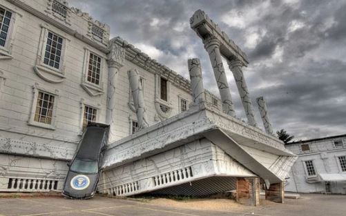 gedung terbalik AS