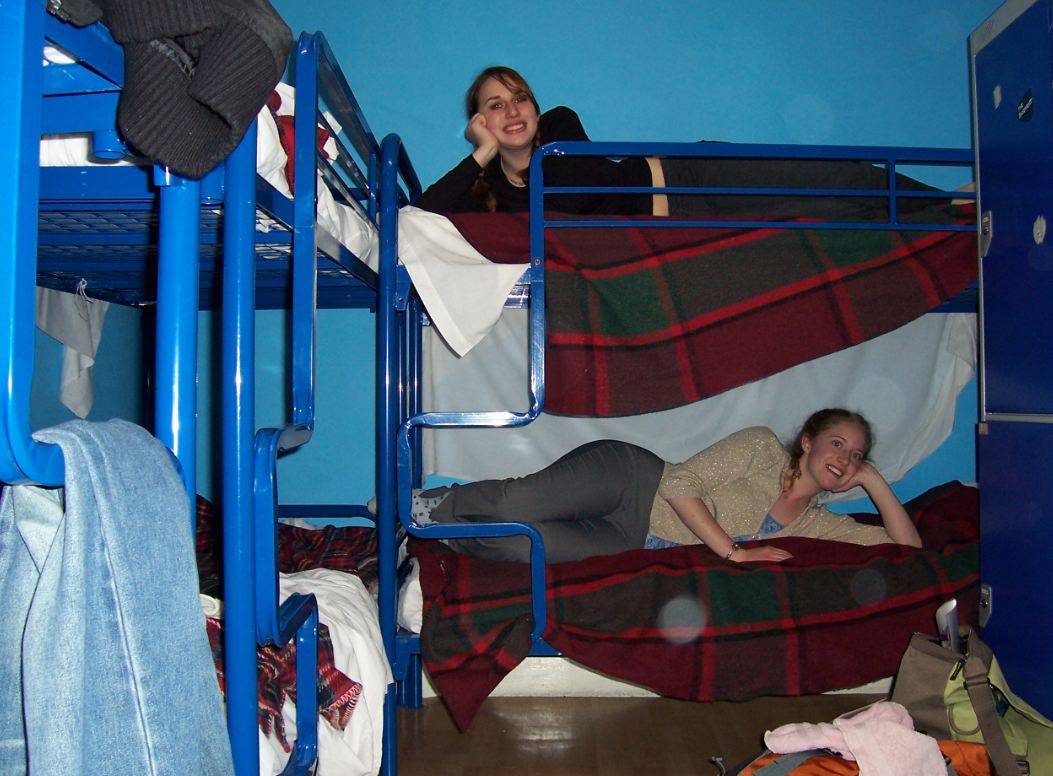 Hostel Backpacker, Apa Bedanya dengan Hotel?