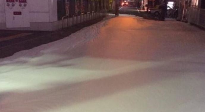 jalan yang dipenuhi busa di jepang