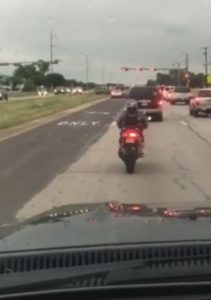 Sumpeh Lucu Banget, Orang Naik Motor Ini