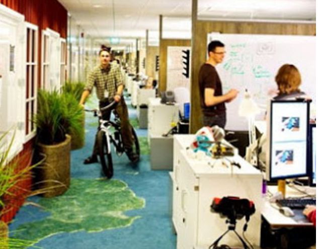 main-sepeda-di-kantor