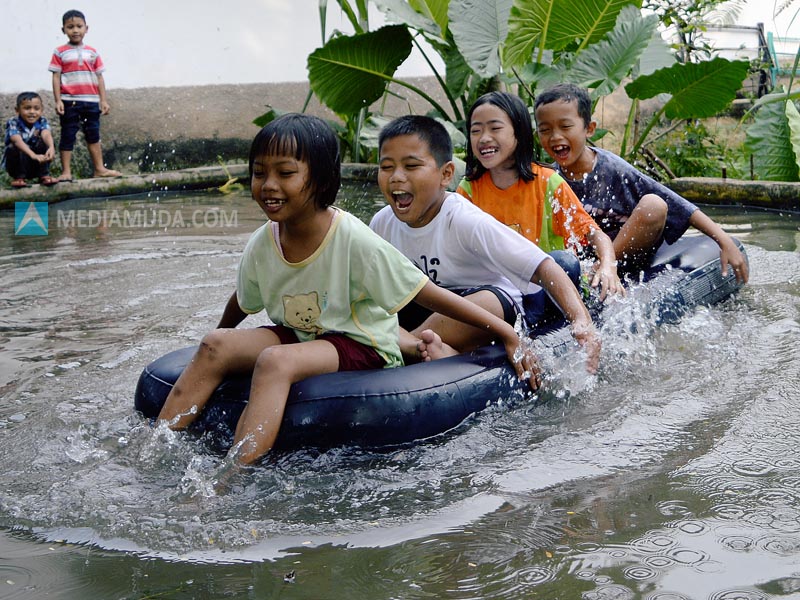 Perahu Karet, Membuat Anak Kecil Bahagia Tidak Harus Mahal