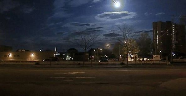 Penampakan Unik, Meteor Jatuh Tepat di Depan Bulan