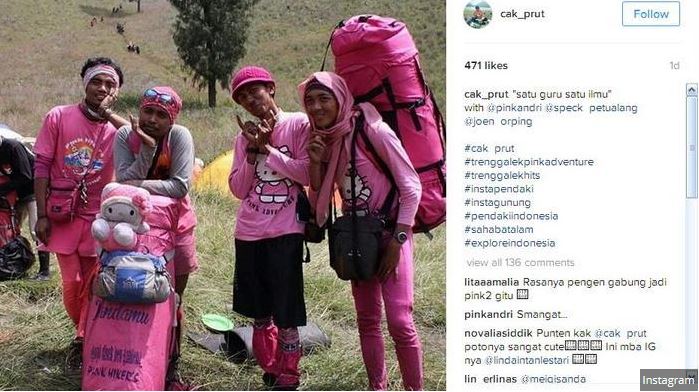 Komunitas Pendaki Gunung yang Serba Pink
