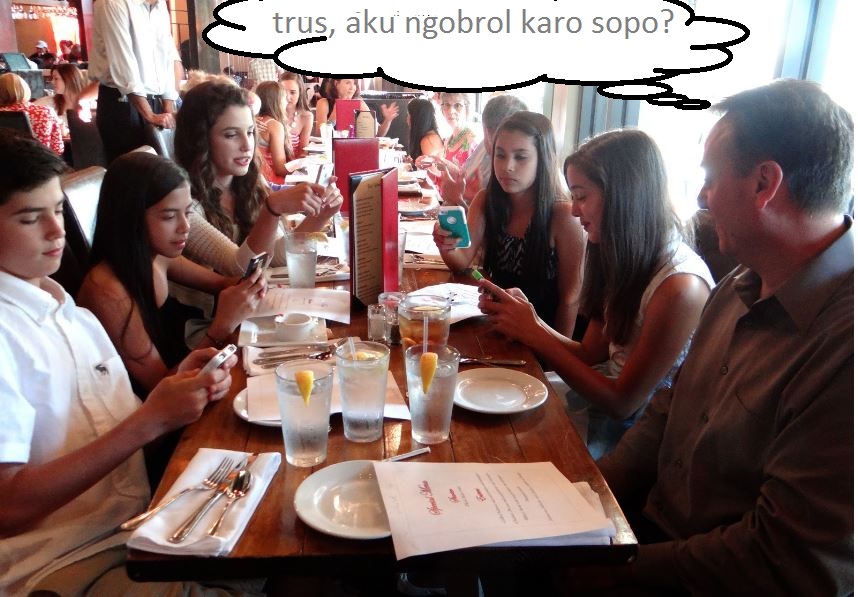 Nongkrong tapi sibuk ngurusin hp