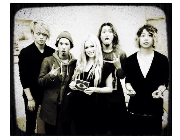 Lagu "Listen" Comeback Avril Bersama One Ok Rock
