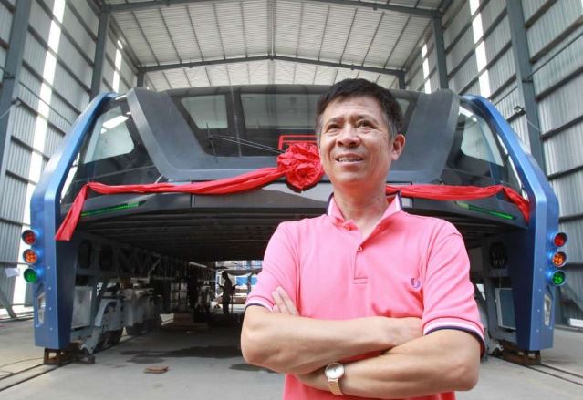 China Membuat Bus "Car-Swallowing" Menjadi Kenyataan
