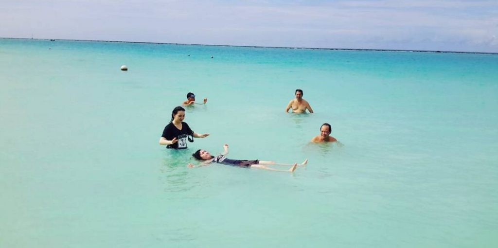 Seperti di Laut Mati, Pantai Tureloto Bikin Pengunjung Mengapung!