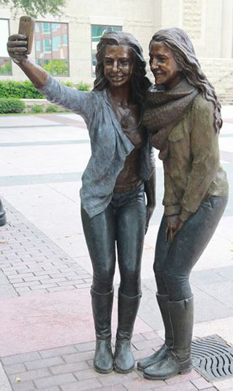 Patung Selfie Menandakan Kita Berada di Era Modern