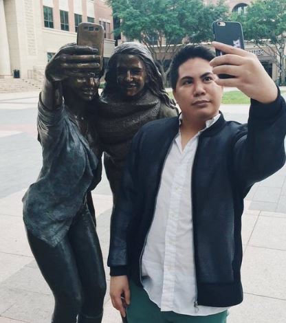 patung selfie edan