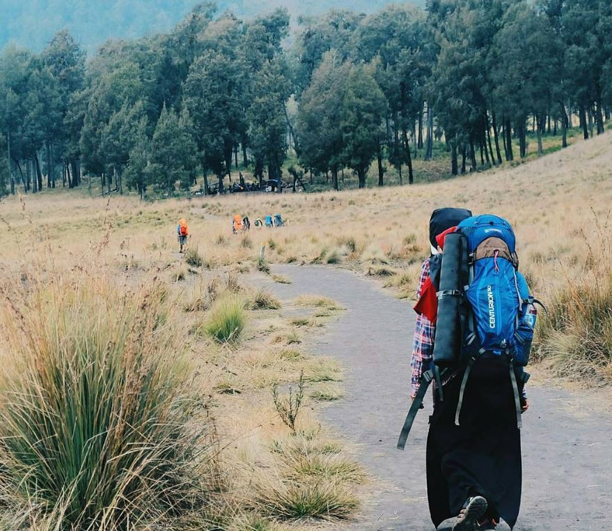 pendaki gunung hijab