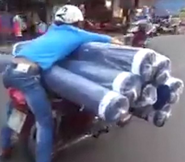 Jangan Tiru Pengendara Ini ya, Sangat Berbahaya!