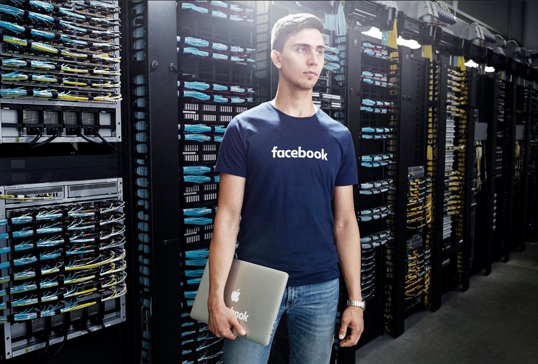 "Lihatlah rak ini, perangkat jaringan, kabel tersebut. Semuanya seperti model referensi! " - Max Zavyalov, Network Engineer di tim Ujung & Network Services