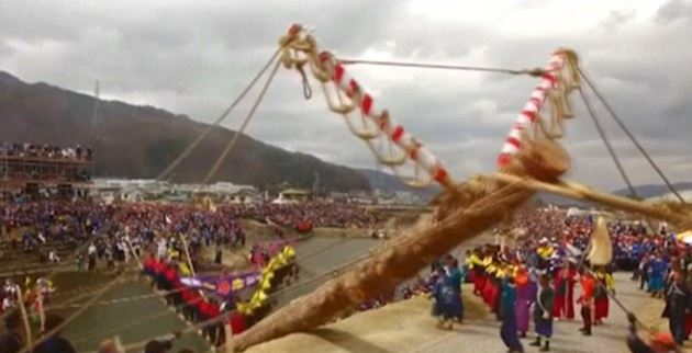 ritual batang pohon besar di jepang