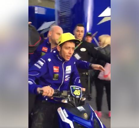 Nggak Sabar, Valentino Rossi Tabrak Cewek Sedang Selfie