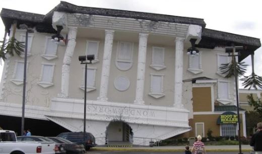 rumah terbalik USA