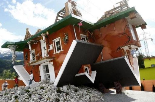rumah terbalik