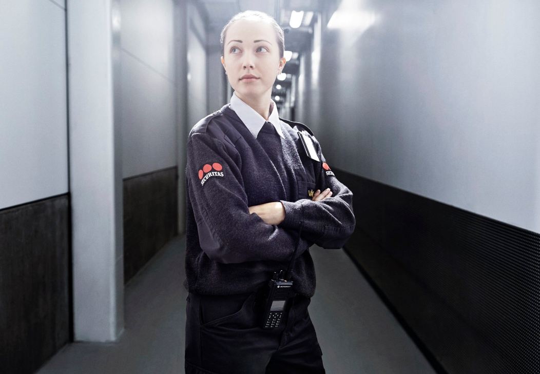 "Ini pekerjaan yang sangat penting, dan saya sangat bangga bisa dipercaya dengan tanggung jawab itu." - Linnéa Svallfors, Petugas Keamanan