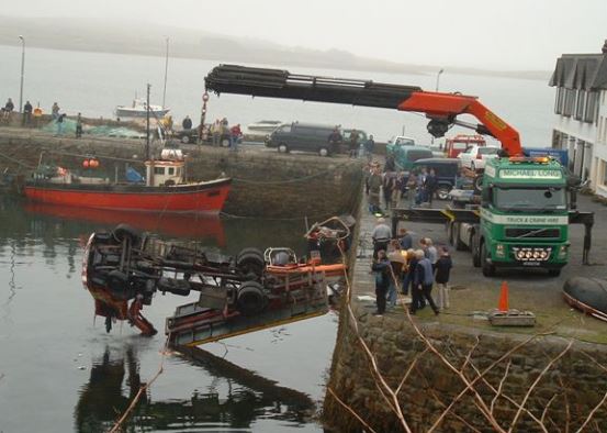 sekarang giliran truk derek B mengangkat truk derek A