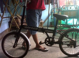 sepeda lipat warna hitam masih mulus no minus merk aloeca.