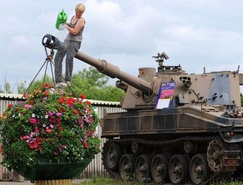 tank memabntu menyiram bunga